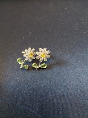 Source Unknown Clear Crystal Daisy Earrings with Yellow Centers and Green Leaves